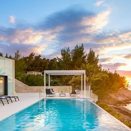 Villa Sleeps 8 With Pool Air Con And Wifi *