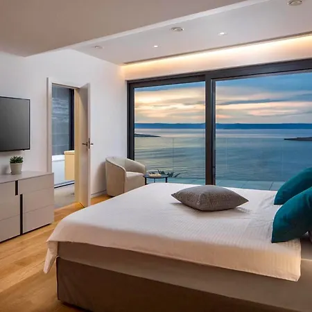 Sleeps 8 With Pool Air Con And Wifi