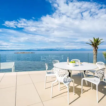 Villa Sleeps 8 With Pool Air Con And Wifi *
