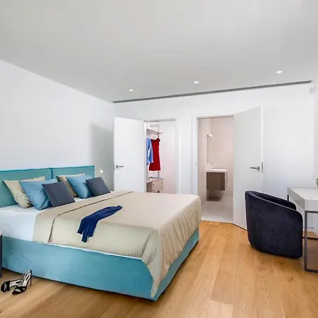 Sleeps 8 With Pool Air Con And Wifi