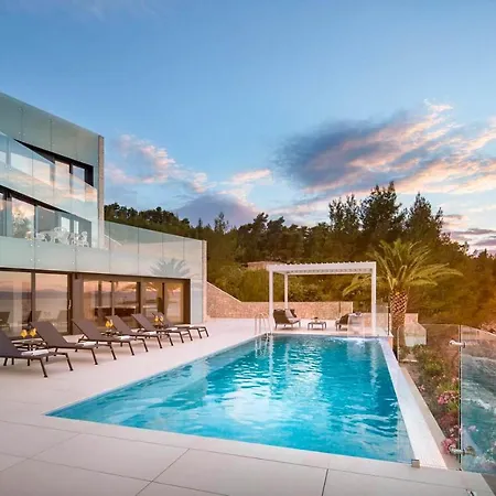 Villa Sleeps 8 With Pool Air Con And Wifi Prigradica