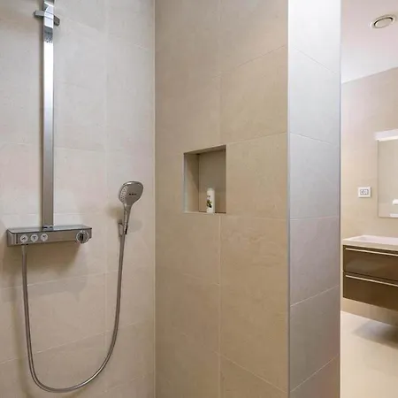 Villa Sleeps 8 With Pool Air Con And Wifi Prigradica