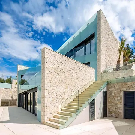 Sleeps 8 With Pool Air Con And Wifi Villa