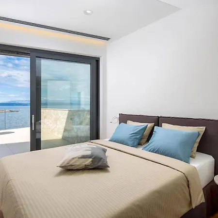 Villa Sleeps 8 With Pool Air Con And Wifi Prigradica