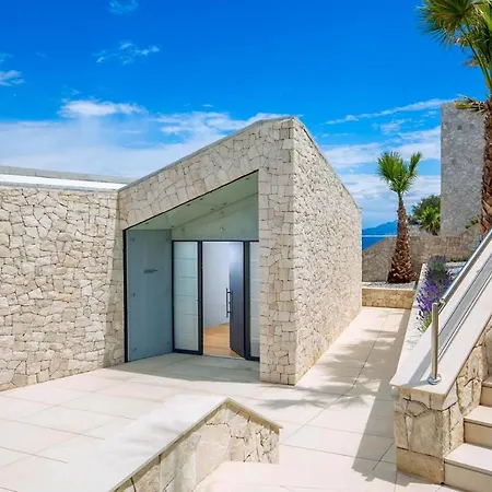 Villa Sleeps 8 With Pool Air Con And Wifi *