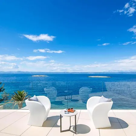 Villa Sleeps 8 With Pool Air Con And Wifi Prigradica
