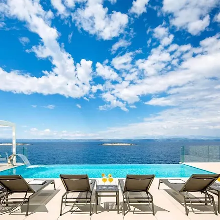 Villa Sleeps 8 With Pool Air Con And Wifi *